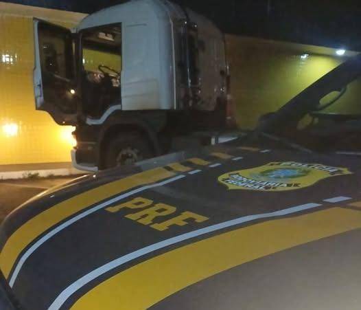 Veículo, que possui mais de 200 autuações e licenciamento vencido, foi recolhido durante fiscalização na BR-285.