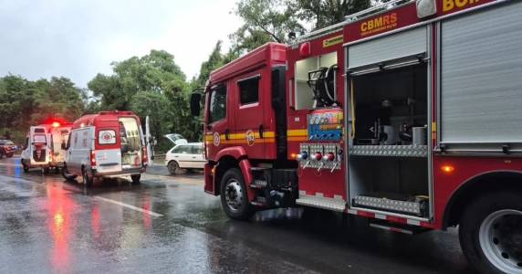 Acidente ocorreu no trecho conhecido como Curvas da Morte e deixou vítimas encaminhadas ao Hospital Tacchini; trânsito segue bloqueado no sentido Garibaldi.