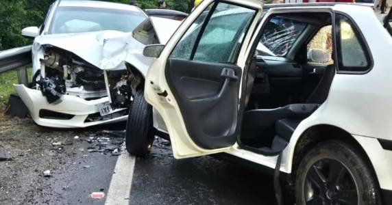 Acidente ocorreu no trecho conhecido como Curvas da Morte e deixou vítimas encaminhadas ao Hospital Tacchini; trânsito segue bloqueado no sentido Garibaldi.