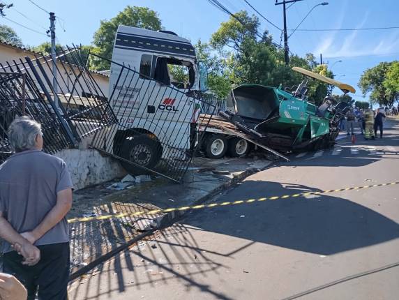 Veículo transportava uma máquina pesada e invadiu imóveis na Rua Cecília Meirelles na manhã desta quinta-feira