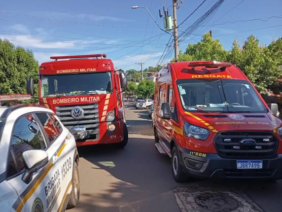 Veículo transportava uma máquina pesada e invadiu imóveis na Rua Cecília Meirelles na manhã desta quinta-feira