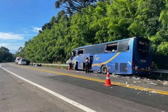 Vinte feridos foram encaminhados para atendimento médico em Soledade e Lajeado. O motorista do ônibus faleceu no local