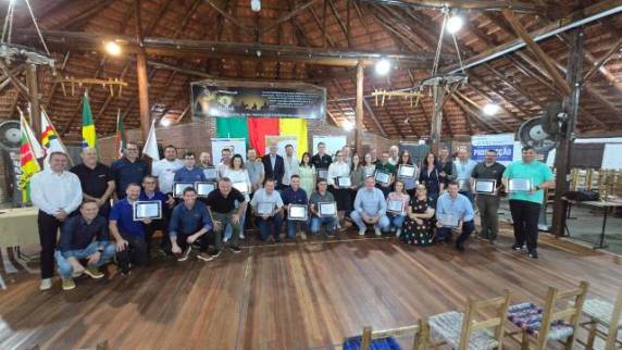 Câmara de Vereadores reconheceu as 20 maiores contribuintes do imposto em ato realizado no CTG Tropeiros do Buricá