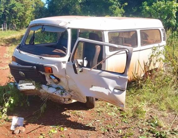 Três pessoas, incluindo duas crianças, ficam feridas em capotamento de veículo na ERS 168