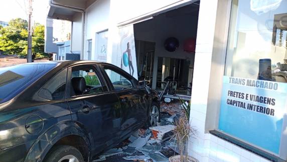 Condutora perdeu o controle do veículo quando trafegava no sentido bairro ? centro