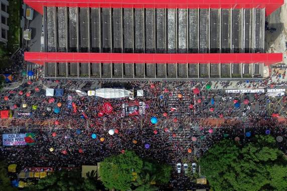 Texto aprovado pela Câmara reduz penas de condenados pelo 8 de janeiro, incluindo Jair Bolsonaro; manifestações ocorrem em diversas capitais.