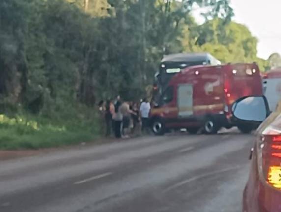 Acidente ocorreu próximo ao trevo em direção a Santo Ângelo; vítimas foram socorridas pelos Bombeiros e pelo Samu
