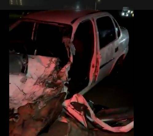 Colisão entre Corsa e carreta ocorreu na madrugada desta segunda-feira (15)