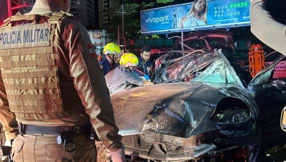 Mulher ficou presa às ferragens e teve o braço amputado no local