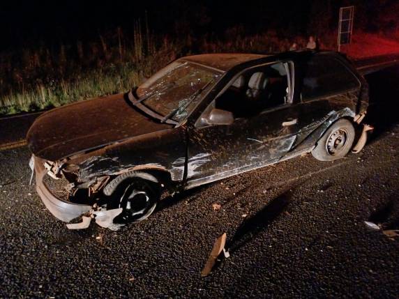 Acidente ocorreu na madrugada deste domingo (14) e deixou o condutor ferido