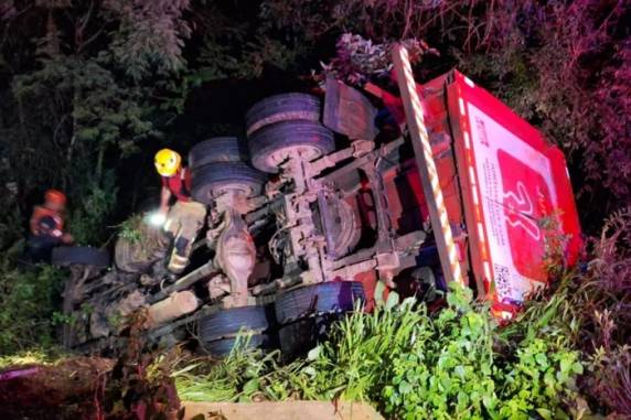 Acidente ocorreu durante a madrugada desta terça-feira (16); ninguém corre risco de vida