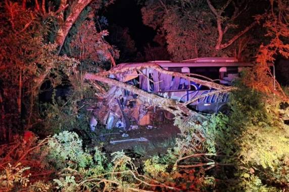 Acidente ocorreu durante a madrugada desta terça-feira (16); ninguém corre risco de vida