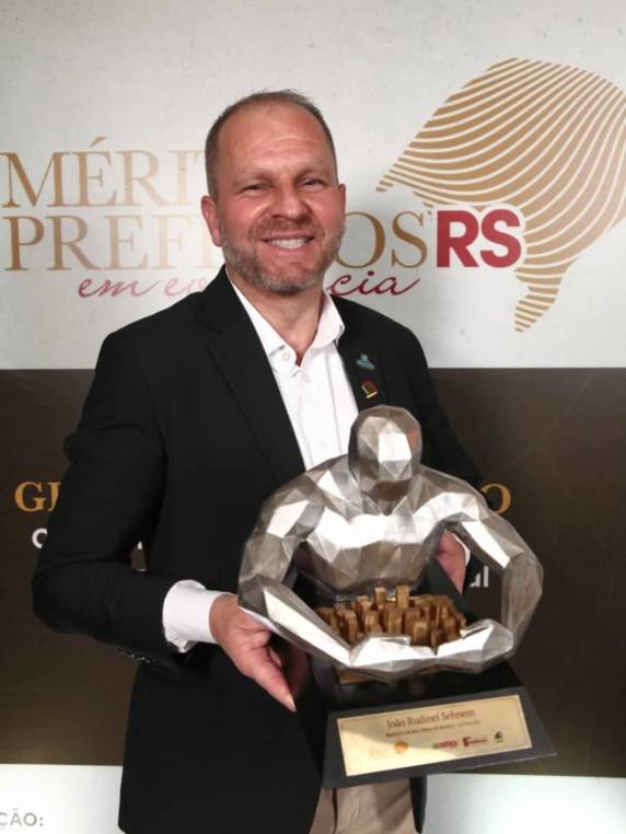 João Rudinei Sehnen recebeu a distinção em cerimônia realizada em Porto Alegre, que reconheceu gestores municipais de destaque no Estado