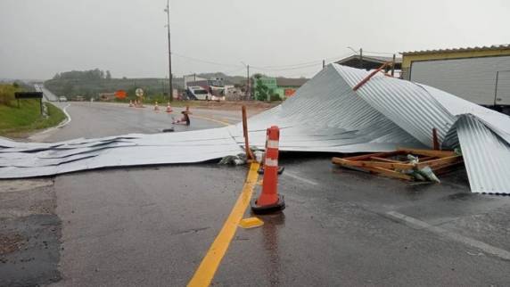 Material foi deslocado pela força do vento e da chuva; equipes da Ecovias Sul atuaram na retirada