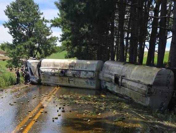 Colisão entre dois bitrens e uma carreta ocorreu por volta de 12h desta terça-feira (16)