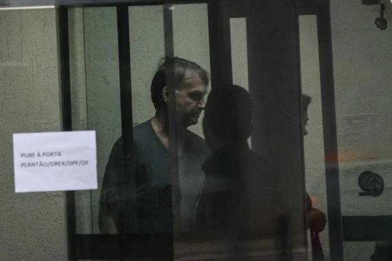 Mais cedo, Bolsonaro passou por uma perícia médica para avaliar necessidade de cirurgia