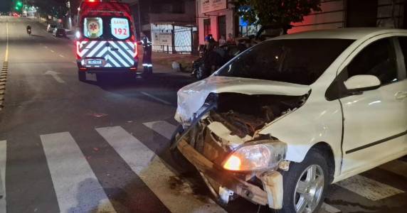 Acidente entre um Ford Focus e um Volkswagen Fox ocorreu na noite desta quinta-feira (18), no cruzamento das ruas Uruguai e Bento Gonçalves; uma vítima foi encaminhada ao HSVP.