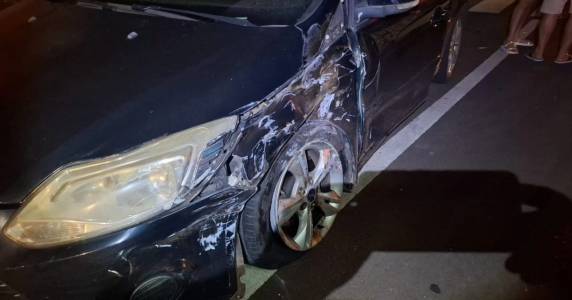 Acidente entre um Ford Focus e um Volkswagen Fox ocorreu na noite desta quinta-feira (18), no cruzamento das ruas Uruguai e Bento Gonçalves; uma vítima foi encaminhada ao HSVP.