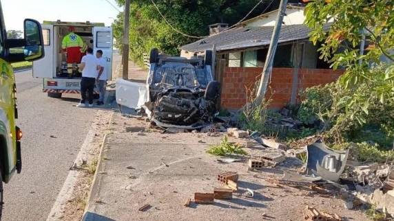 Veículo saiu da pista no trecho do Povo Novo; duas vítimas estão em estado grave