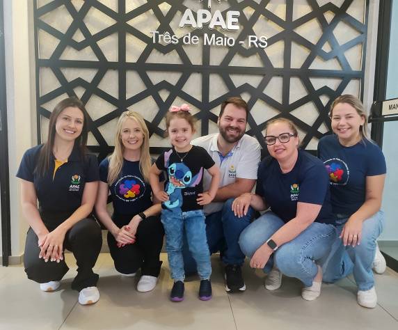 Emanuely Pereira da Silva agradeceu a equipe da Apae de Três de Maio ao receber alta dos atendimentos