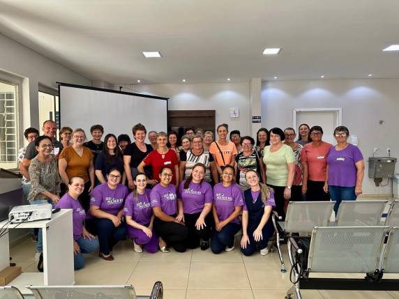 Encontro promovido em Giruá reuniu mulheres da região em um espaço de acolhimento, escuta e fortalecimento do cuidado integral à saúde feminina, com atividades conduzidas por equipe multiprofissional do Hospital Vida & Saúde.
