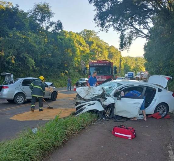 Colisão entre dois veículos na SC-135 mobilizou equipes de resgate e forças de segurança, resultando em uma vítima fatal e dois feridos encaminhados para atendimento hospitalar.