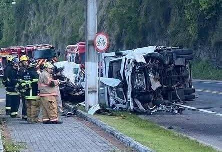 Grave colisão envolvendo caminhão e dois veículos de passeio foi registrada na manhã desta sexta-feira (19), em Apiúna