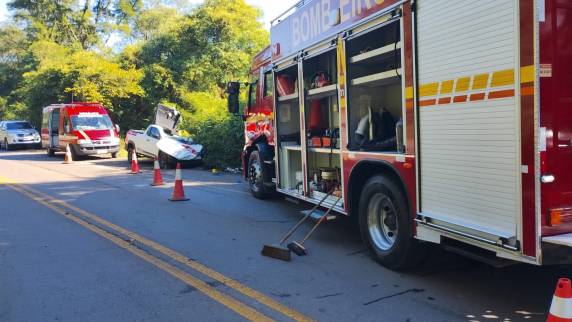 Colisão envolvendo três veículos ocorreu na curva de acesso à Reta do Betanin e mobilizou bombeiros, Brigada Militar e SAMU
