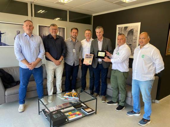 Placa comemorativa foi entregue pelo secretário estadual Eduardo Loureiro em reconhecimento à trajetória centenária do clube