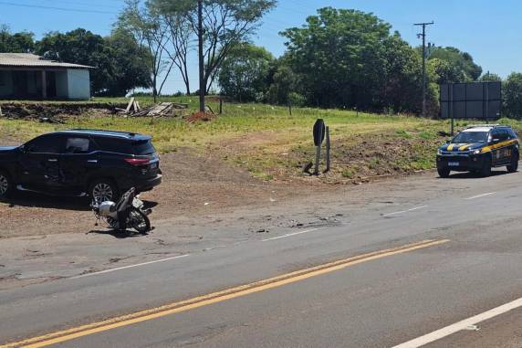 Vítima não resistiu aos ferimentos após colisão com caminhonete. Passageiro da moto foi levado ao hospital em estado grave