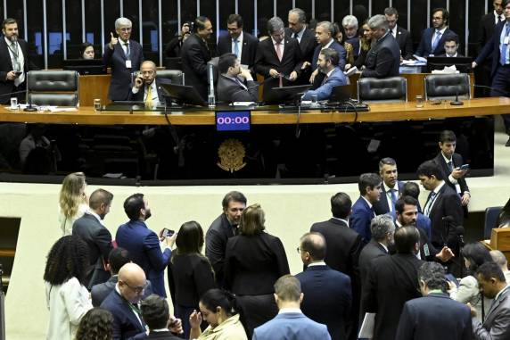 A proposta também inclui um superávit de R$ 34,5 bilhões nas contas públicas