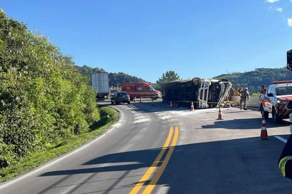 A ocorrência foi registrada no quilômetro 110 da rodovia, por volta das 16h