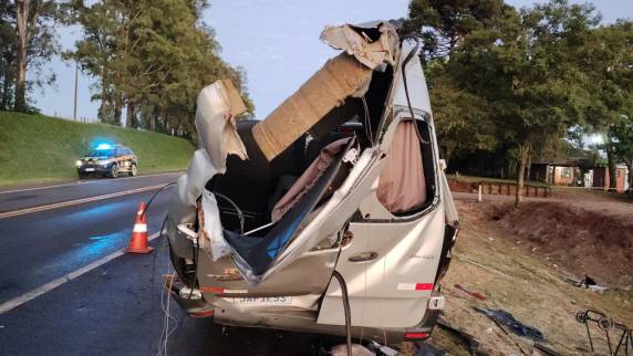 Acidente ocorreu na noite de sexta-feira, no km 184 da rodovia. Quatro pessoas ficaram feridas e levadas para atendimento médico