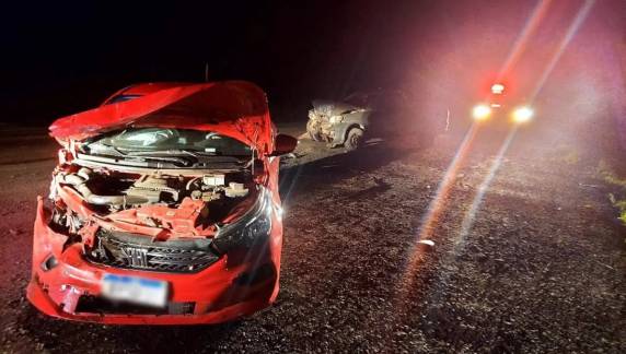 Colisão entre dois carros deixou quatro pessoas ilesas; motorista de Fiat Strada fugiu do local