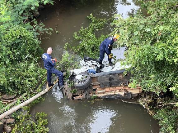 Veículo saiu da pista, colidiu contra uma árvore e caiu em um riacho; vítima foi encontrada horas após o acidente