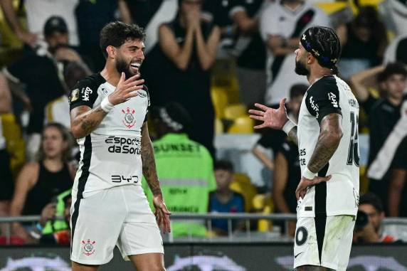 Time de Dorival Júnior venceu a equipe treinada por Fernando Diniz por 2 a 1, com gol e assistência de Yuri Alberto