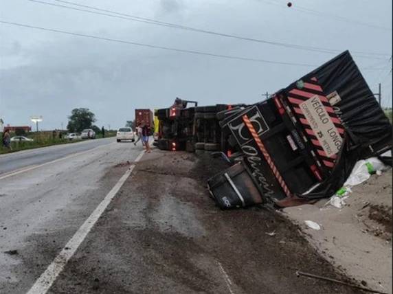 Acidente ocorreu no km 122, no sentido Santana da Boa Vista; tráfego segue sem interrupção