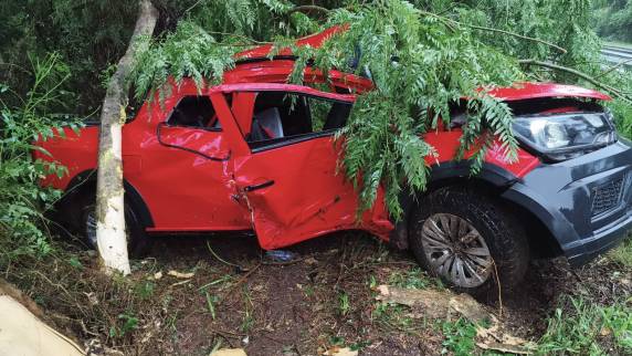 Acidente ocorreu no início da tarde deste domingo, próximo ao trevão