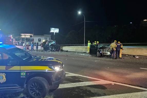 Acidente ocorreu na madrugada desta segunda-feira (22) e envolveu três veículos