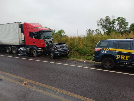 Acidente envolveu um automóvel BMW/X1 e um caminhão-trator Scania na tarde desta segunda-feira (22)