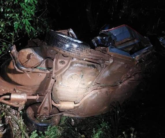 Veículo em que as vítimas estavam capotou e colidiu contra uma árvore na localidade de São Lucas; um cachorro também morreu no acidente