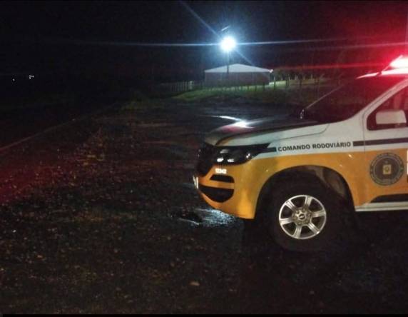 Veículo em que as vítimas estavam capotou e colidiu contra uma árvore na localidade de São Lucas; um cachorro também morreu no acidente