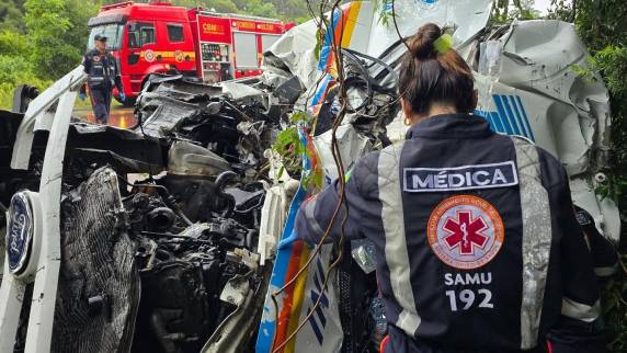 A van, com placas de Rio Negrinho, era tripulada apenas pelo motorista, que ficou preso às ferragens após a colisão.