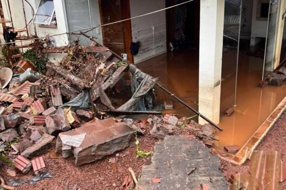 Volume de até 100 milímetros em menos de uma hora provocou alagamentos, queda de muro e danos materiais em Frederico Westphalen e Sananduva, sem registro de feridos.