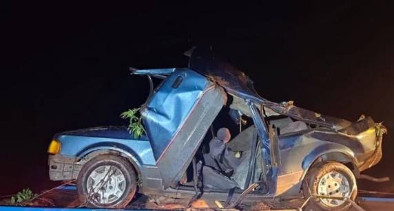 Corpos foram localizados mais de 24 horas depois do acidente. Suspeita é de que veículo tenha cruzado a faixa contínua em uma curva e saído da pista