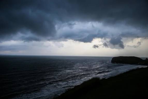 Segundo o Inmet, há risco de corte de energia elétrica, estragos em plantações, queda de árvores e alagamentos