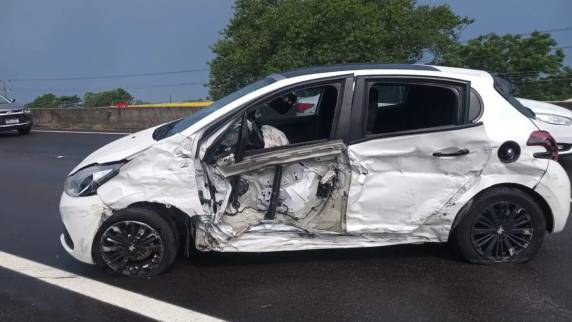 Acidente envolveu três veículos; outros dois motoristas ficaram feridos