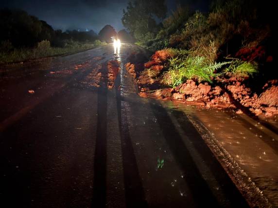 Grande volume de chuva provoca queda de terra sobre a pista; Brigada Militar alerta motoristas no sentido Três de Maio-Independência