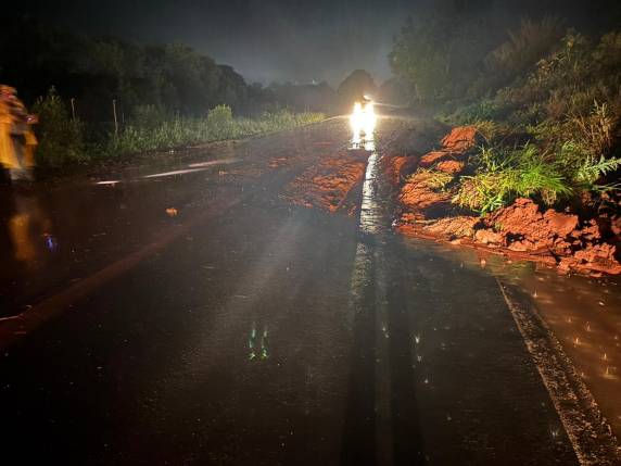 Grande volume de chuva provoca queda de terra sobre a pista; Brigada Militar alerta motoristas no sentido Três de Maio-Independência