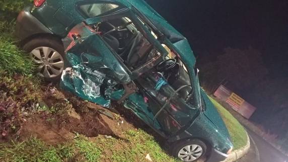 Colisão envolvendo um VW/Gol ocorreu na noite desta quarta-feira (24) e mobilizou Bombeiros, SAMU e Brigada Militar